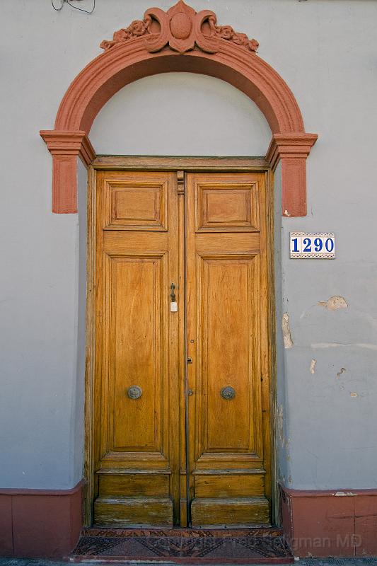 20071206_080011  D2X 2667x4000.jpg - Doorway, Montevideo, Uraguay